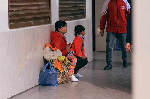 Trẻ nhỏ vật vã theo bố mẹ về quê nghỉ tết Dương lịch - 3