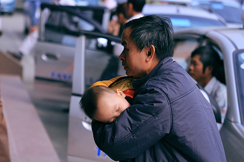 Trẻ nhỏ vật vã theo bố mẹ về quê nghỉ tết Dương lịch - 8