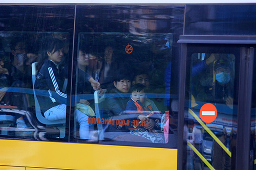 Trẻ nhỏ vật vã theo bố mẹ về quê nghỉ tết Dương lịch - 13