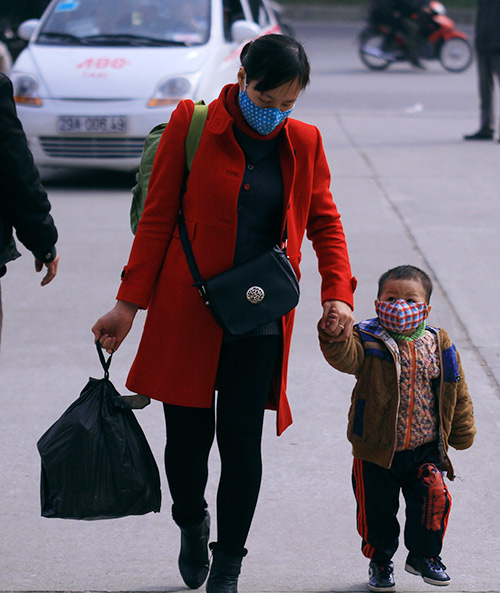 Trẻ nhỏ vật vã theo bố mẹ về quê nghỉ tết Dương lịch - 11