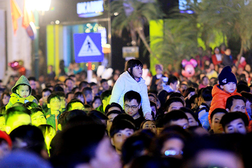 Không khí hân hoan chào đón năm mới 2015 trên cả nước - 11
