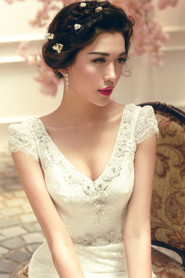 Vừa trở về từ cuộc thi Hoa hậu Hoàn vũ 2015 với danh hiệu Á hậu 2, Đặng Thị Lệ Hằng đã thực hiện bộ ảnh mới khoe vòng một và đường cong gợi cảm với váy cưới. 
