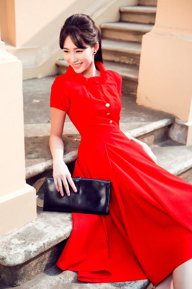 Đầm đỏ với tùng váy dài, xòe rộng theo phong cách thập niên 70 rất vừa vặn, tôn dáng hoa hậu.
