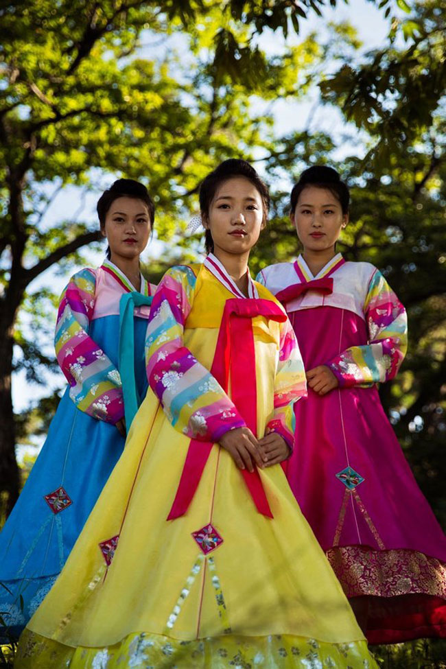 Trong lễ kỷ niệm và những dịp đặc biệt khác mà họ mặc trang phục đầy màu sắc truyền thống. 
