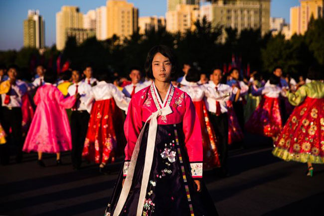 Phụ nữ ở đây mặc trang phục truyền thống có màu rực rỡ trong những ngày lễ hội. 

