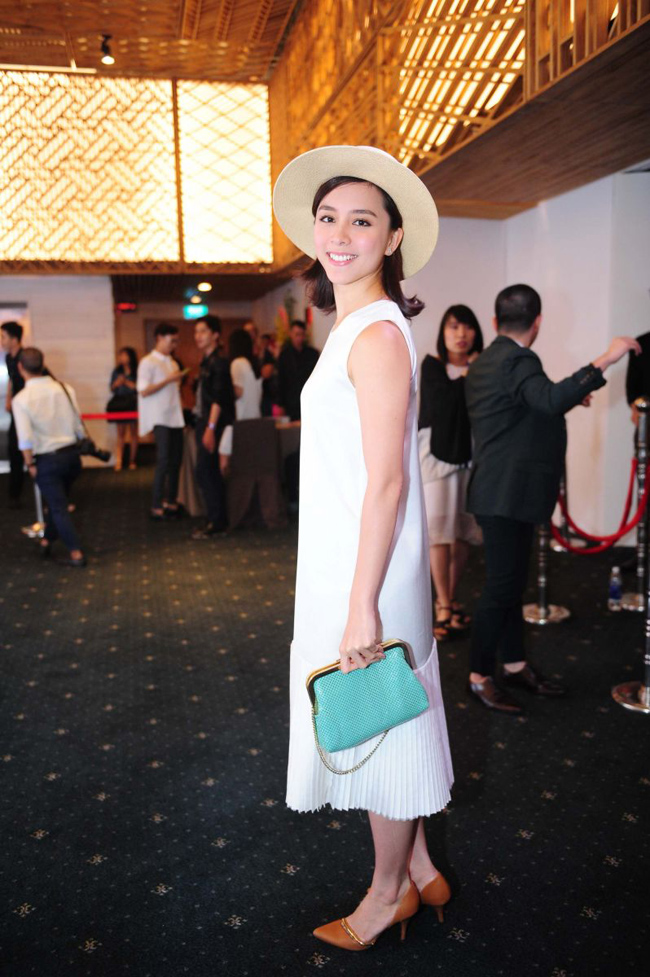Á hậu thanh lịch với đầm trắng của NTK Li Lam.
