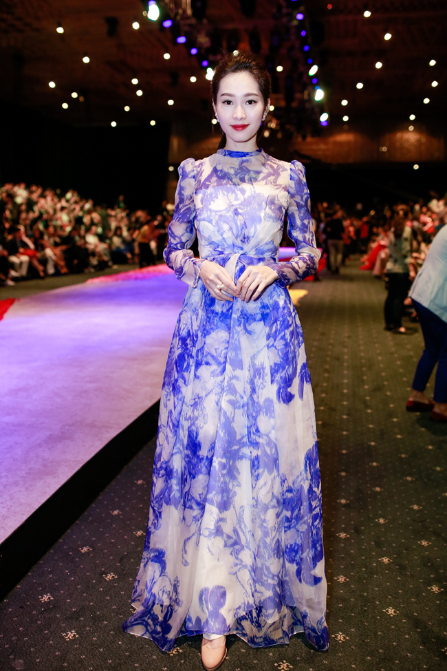 Hoa hậu Thu Thảo đẹp tinh khôi với đầm dài họa tiết xanh.
