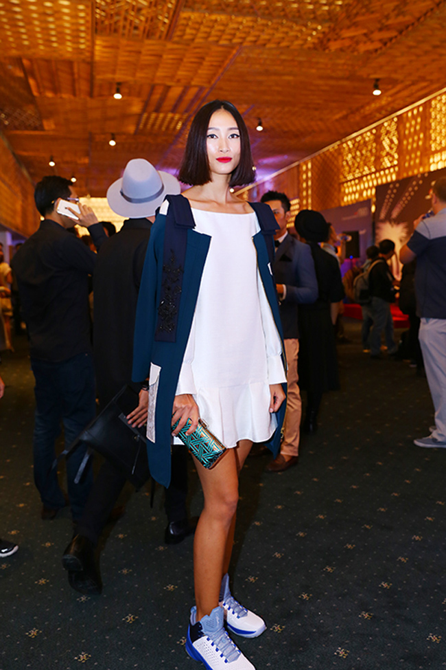 Người mẫu Huyền Trang liên tục thay đổi phong cách trên thảm đỏ Vietnam International Fashion Week.
