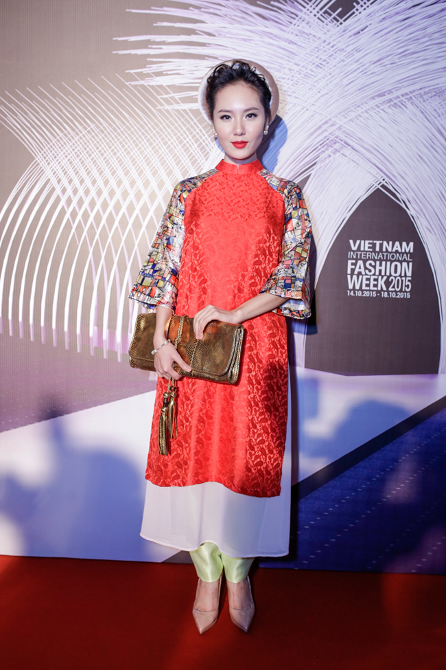 Nữ ca sĩ Phương Linh hoàn toàn chinh phục công chúng bởi vóc dáng nhỏ nhắn, cân đối và trang phục áo dài hai tà cực kỳ duyên dáng của NTK Thủy Nguyễn.
