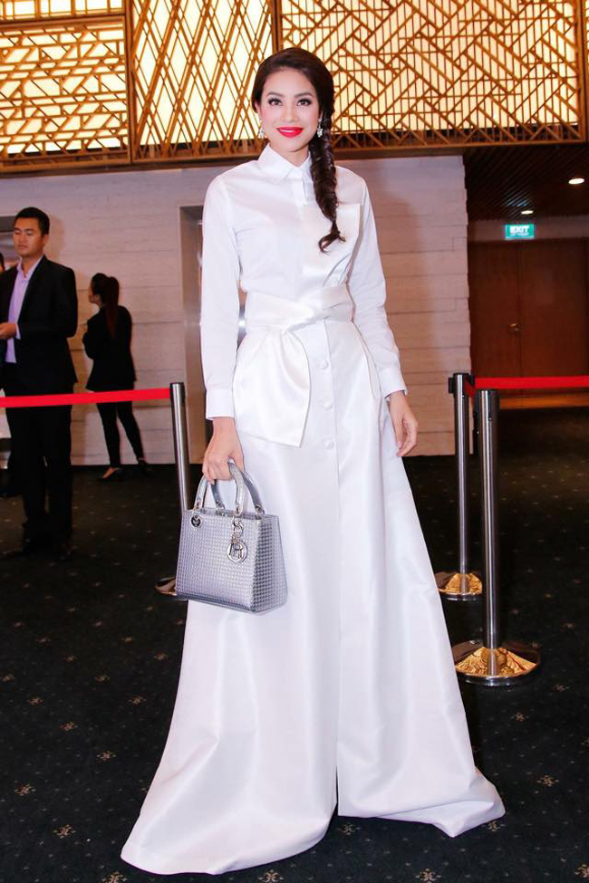 Trong ngày bế mạc Tuần thời trang nàng hoa hậu thanh lịch và rạng rỡ với đầm trắng và túi xách Dior.
