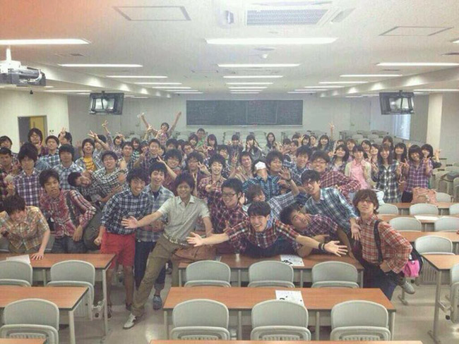 Cơn sốt sơ mi kẻ caro đổ bộ một lớp học tại Nhật Bản.
