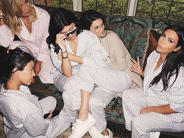 Angelina Jolie nô đùa, nghịch ngợm bên Brad Pitt - 9