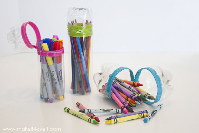 Làm hộp bút

Chỉ từ hai chai nhựa đã qua sử dụng, bạn có thể biến tấu thành chiếc hộp đựng bút với dây kéo nhiều màu sắc cho bé.

