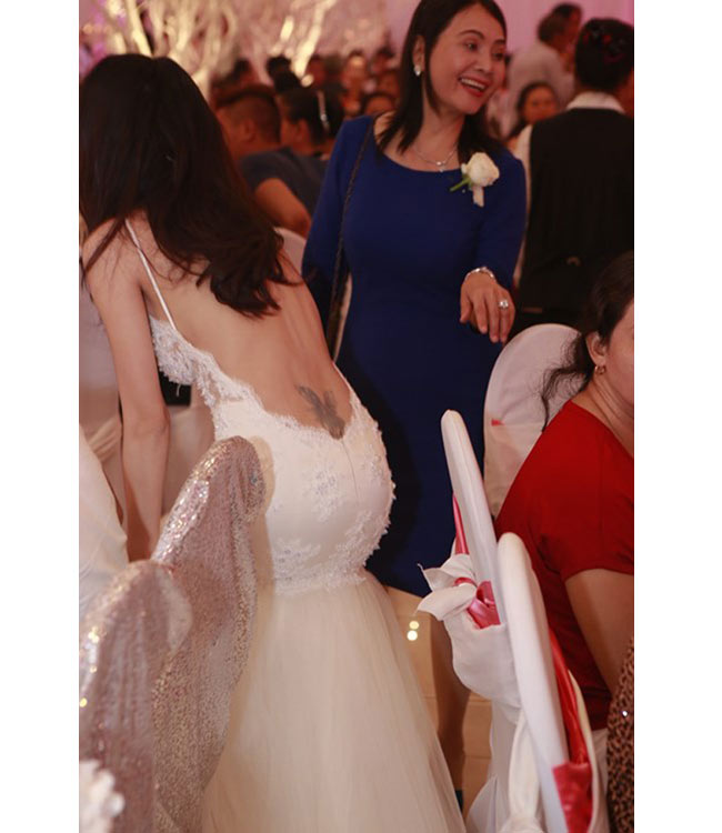 Trong ngày cưới của mình, Thủy Tiên cũng khiến quan khách không thể rời mắt khi mặc bộ váy cưới khoét lưng trần rất sâu, để lộ hình xăm táo bạo.
