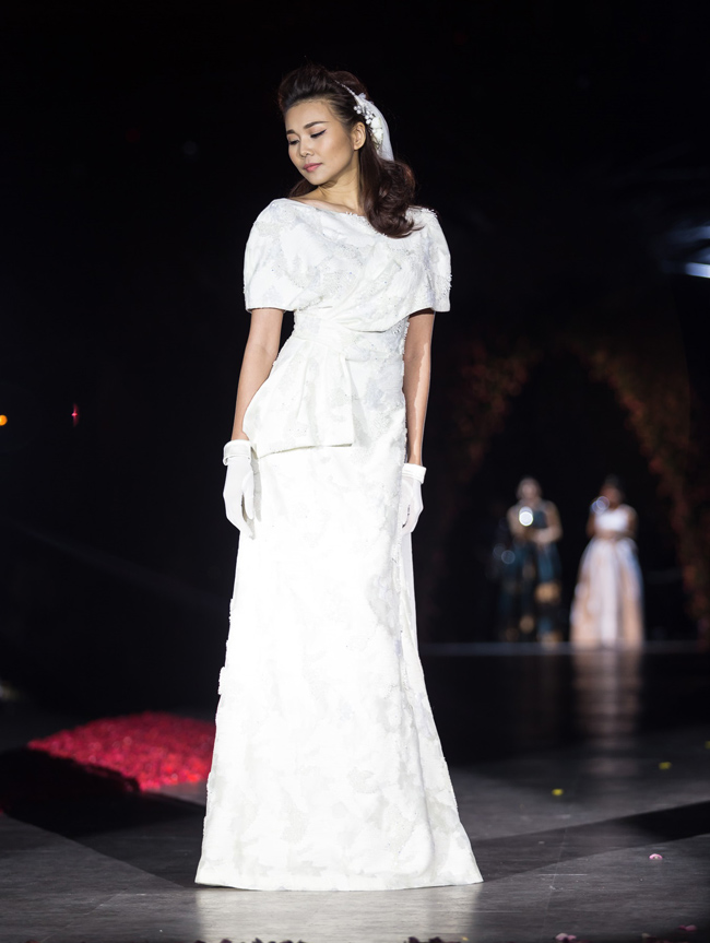 Gần đây nhất siêu mẫu gây thương nhớ khi trình diễn thiết kế đặc biệt cho cô dâu của NTK Phương My trong khuôn khổ Tuần thời trang quốc tế Việt Nam.
