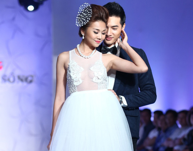 Theo thời gian, những chiếc váy cưới mà Thanh Hằng khoác lên dường như ngày càng đặc sắc và hoành tráng.
