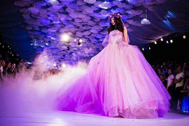 Thanh Hằng khiến khán giả sững sờ trong một thiết kế váy cưới lãng mạn màu tím mơ màng.
