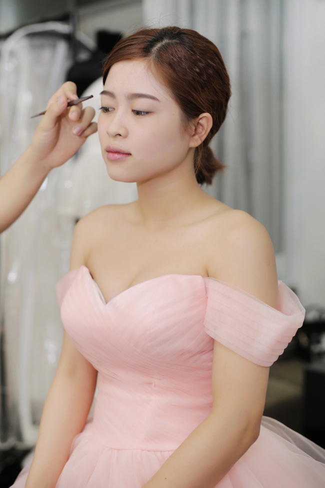 Đối với cô dâu có lông mày sẵn ta chỉ tán bột và tạo đường nét nhẹ nhàng để cô dâu trông tự nhiên nhất. 
