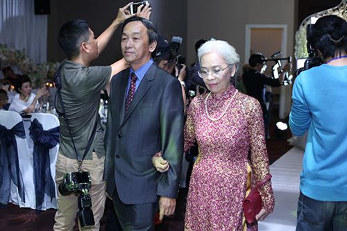 Tú Vi - Văn Anh nhảy nhót tưng bừng trong đám cưới quot;ngôn tìnhquot; - 45