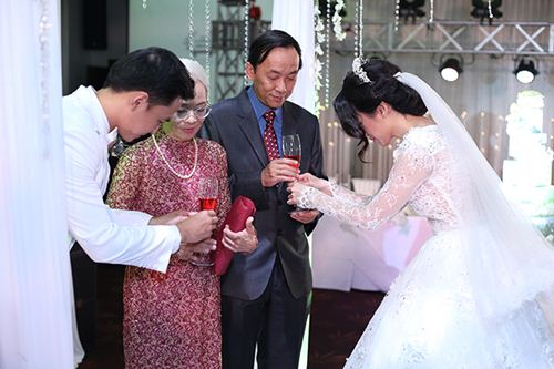 Tú Vi - Văn Anh nhảy nhót tưng bừng trong đám cưới quot;ngôn tìnhquot; - 47