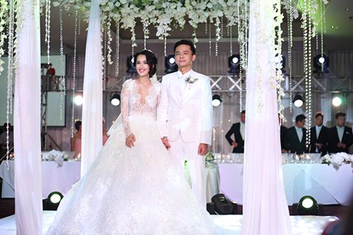 Tú Vi - Văn Anh nhảy nhót tưng bừng trong đám cưới quot;ngôn tìnhquot; - 20