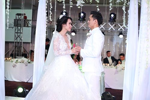 Tú Vi - Văn Anh nhảy nhót tưng bừng trong đám cưới quot;ngôn tìnhquot; - 26