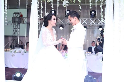 Tú Vi - Văn Anh nhảy nhót tưng bừng trong đám cưới quot;ngôn tìnhquot; - 25