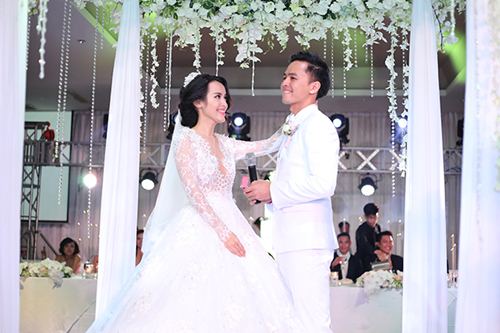 Tú Vi - Văn Anh nhảy nhót tưng bừng trong đám cưới quot;ngôn tìnhquot; - 28