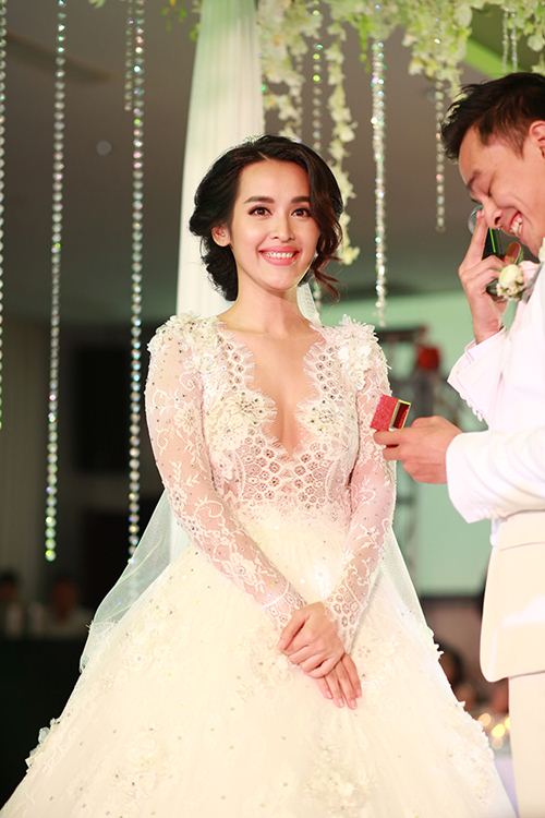 Tú Vi - Văn Anh nhảy nhót tưng bừng trong đám cưới quot;ngôn tìnhquot; - 27