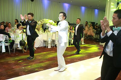 Tú Vi - Văn Anh nhảy nhót tưng bừng trong đám cưới quot;ngôn tìnhquot; - 1