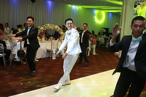 Tú Vi - Văn Anh nhảy nhót tưng bừng trong đám cưới quot;ngôn tìnhquot; - 2