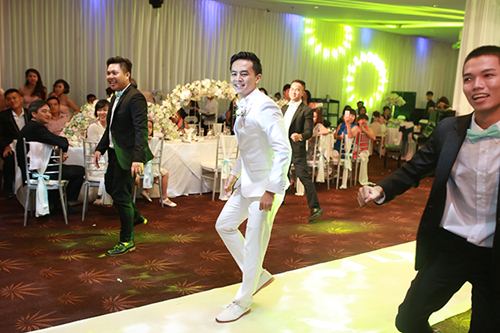 Tú Vi - Văn Anh nhảy nhót tưng bừng trong đám cưới quot;ngôn tìnhquot; - 3