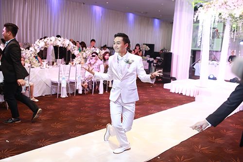 Tú Vi - Văn Anh nhảy nhót tưng bừng trong đám cưới quot;ngôn tìnhquot; - 4