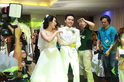 Tú Vi - Văn Anh nhảy nhót tưng bừng trong đám cưới quot;ngôn tìnhquot; - 5