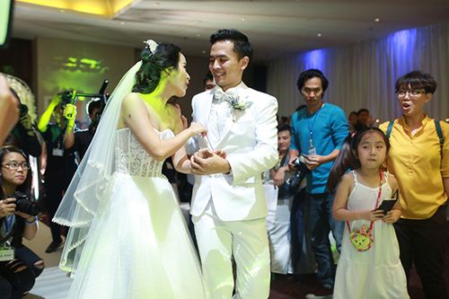 Tú Vi - Văn Anh nhảy nhót tưng bừng trong đám cưới quot;ngôn tìnhquot; - 6