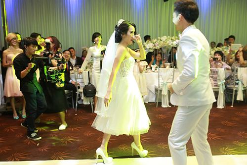 Tú Vi - Văn Anh nhảy nhót tưng bừng trong đám cưới quot;ngôn tìnhquot; - 7