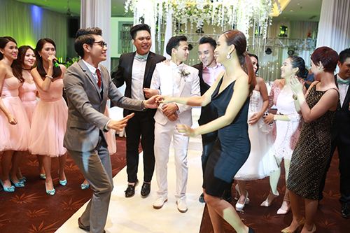 Tú Vi - Văn Anh nhảy nhót tưng bừng trong đám cưới quot;ngôn tìnhquot; - 13