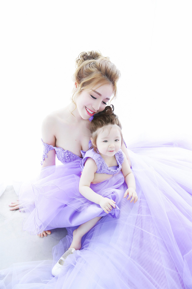 Bộ ảnh mới nhất của Elly Trần và bé Mộc Trà đang khiến cư dân mạng phát sốt bởi vẻ dễ thương, ngọt ngào của cả 2 mẹ con. Cô bé được mẹ diện mẫu đầm tím lavender kết đôi cùng mẹ.
