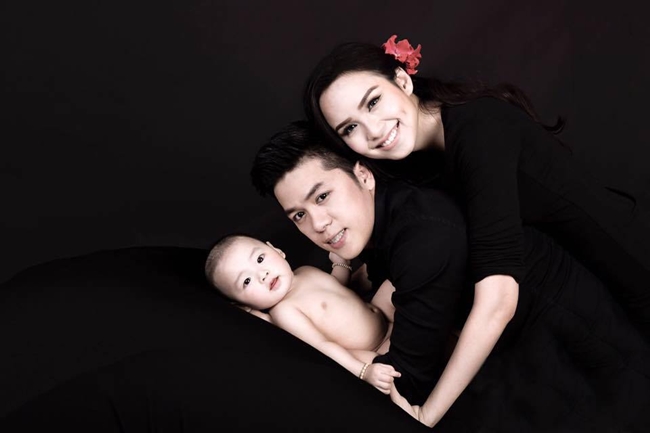 Quý tử của cặp đôi Diễm Hương - Quang Huy được đặt biệt danh là Noah, chào đời ngày 12/1 tại Mỹ.
