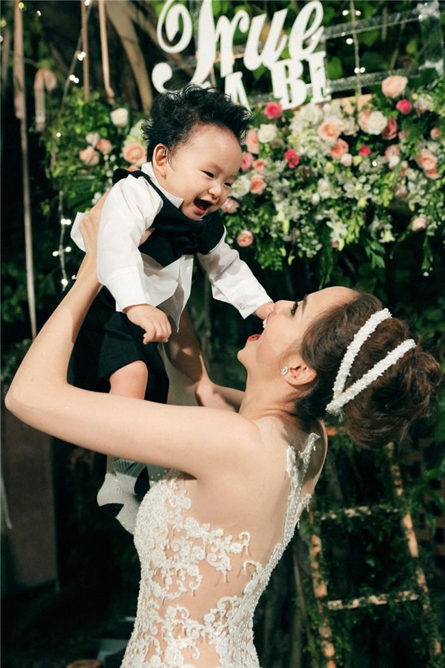Noah xuất hiện trong nhiều sự kiện quan trọng của bố mẹ như buổi chụp ảnh cưới tại Đà Lạt, hôn lễ cuối tháng 11 hay tuần trăng mật của Diễm Hương - Quang Huy ở Pháp.
