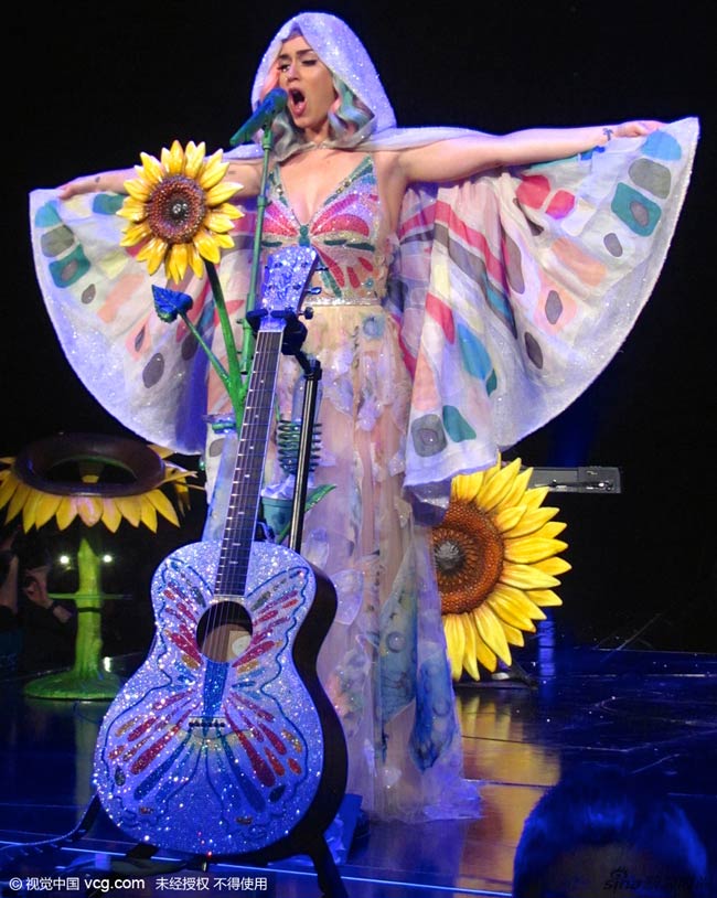 Katy Perry luôn có những ý tưởng hóa trang rất kỳ cục trên sân khấu âm nhạc. Đây là một trong những trang phục diễn 'quá lố' nhất của người đẹp trong năm qua.
