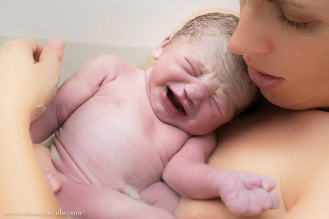 Em bé cất tiếng khóc chào đời trong một ca sinh thường dưới nước.

