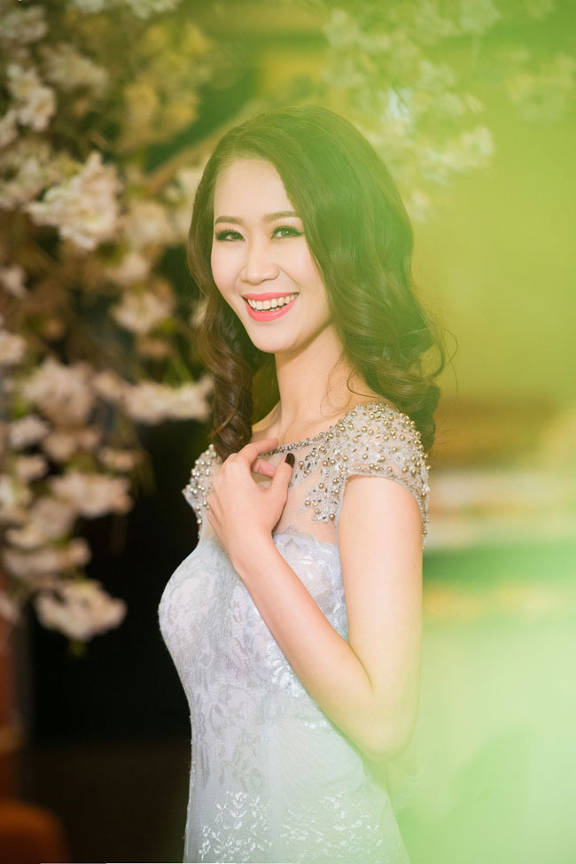 Tối qua, Hoa hậu thân thiện Dương Thuỳ Linh và Top 5 Hoa hậu Việt Nam Phan Thị Mơ xuất hiện tại một sự kiện tại Hà Nội. Hai người đẹp tự tin khoe nhan sắc rạng ngời trong tiết trời đông nơi đây. 
