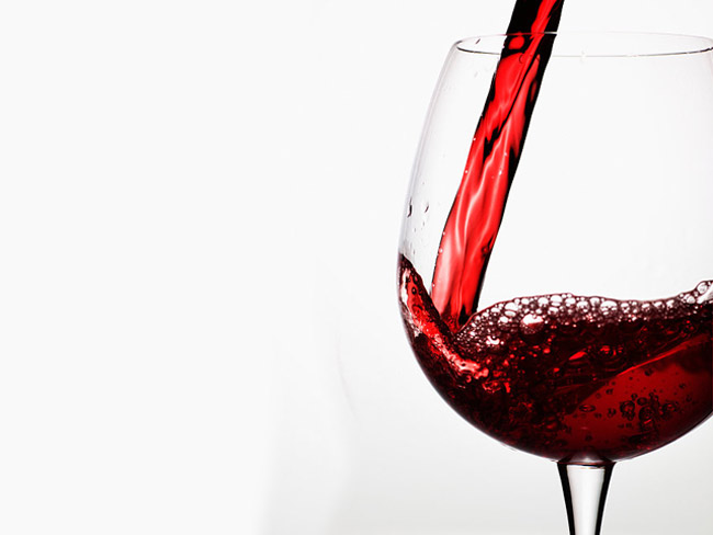 Rượu

Điều này là hiển nhiên bởi dù chỉ là một ly rượu nhỏ cũng ảnh hưởng không tốt đến em bé. Uống nhiều rượu trong thai kỳ còn tăng nguy cơ sảy thai, sinh non hoặc hội chứng rượu bào thai.
