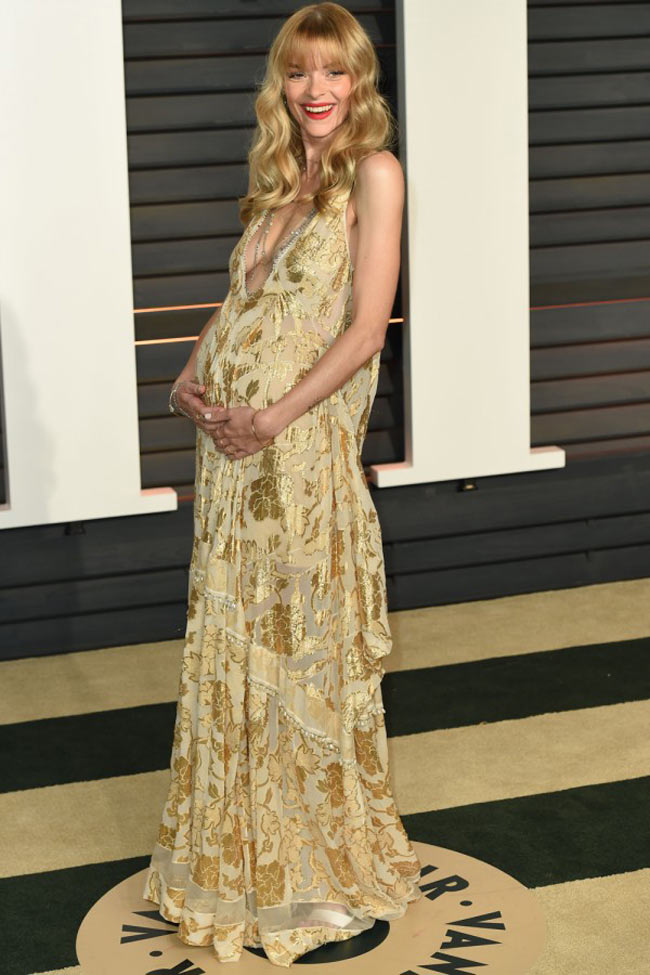 Jaime King xuất hiện với chiếc đầm sexy tại lễ trao giải Oscar.
