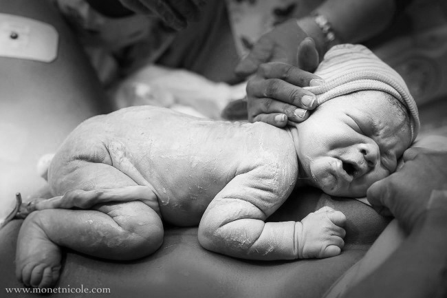 Nhiếp ảnh gia Monet Nicole đã cho chúng ta cái nhìn thực sự về bé sơ sinh khi mới chào đời.
