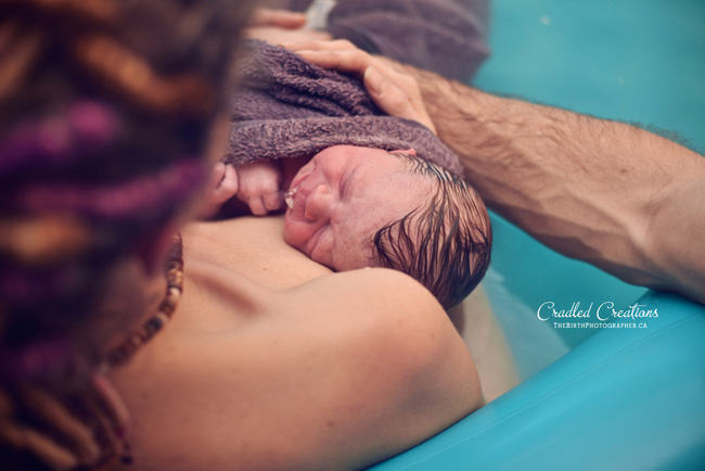 20 phút tiếp theo, cô vẫn tiếp tục ngồi trong bồn nước ấm và ôm em bé mới chào đời.
