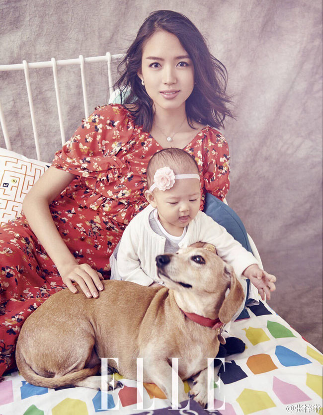 Lần đầu tiên Trương Tử Lâm đưa con gái mình lên bìa tạp chí.
