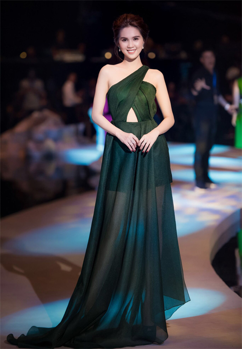 Ngọc Trinh trong trang phục gợi cảm