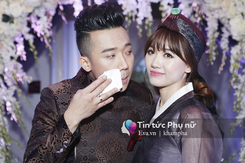 Trấn Thành - Hari Won mặc trang phục dân tộc Việt - Hàn, rưng rưng nước mắt - 3